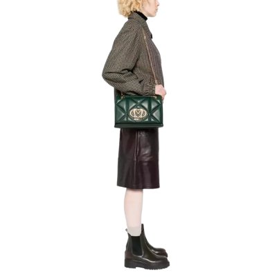 THE EMBOSSED Q SHOULDER BAG